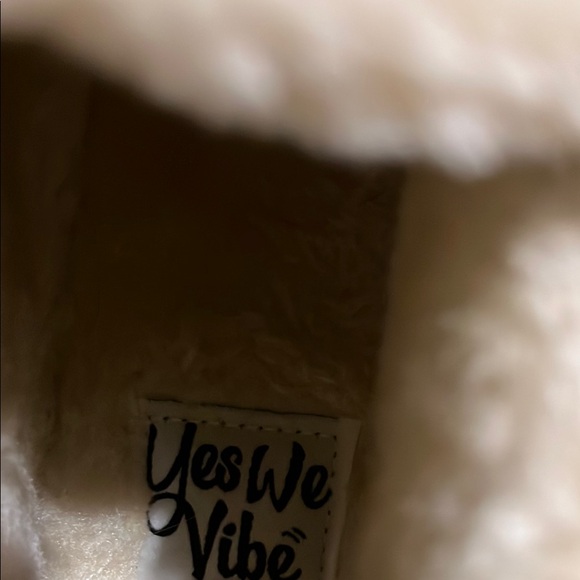 Yes We Vibe slippers with Fur Lining - Picture 5 of 6